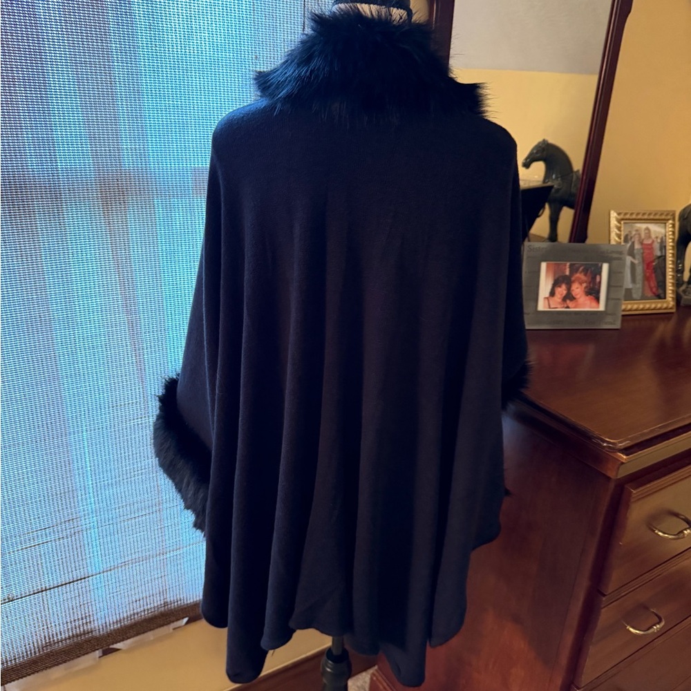 Black Faux-Fur Trim Women's Sweater Cape - Picture 2 of 3